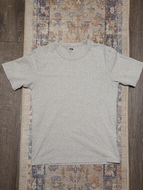 Uniqlo Men's 100 % Cotton Crew Neck T-Shirt in Light Gray